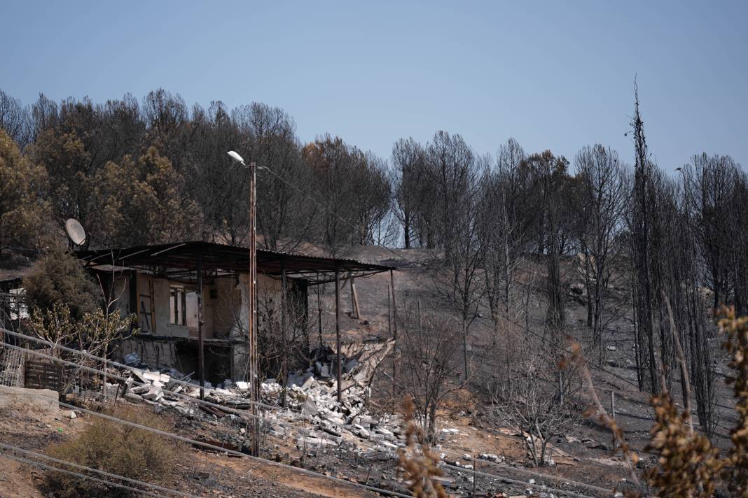 Ateş peşini İzmir'de de bırakmadı! Üç kez evi yandı 9